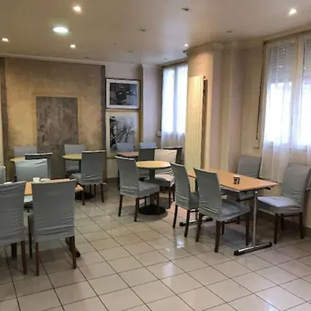 巴黎克罗采酒店 2*