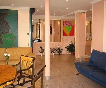 巴黎克罗采酒店 2*